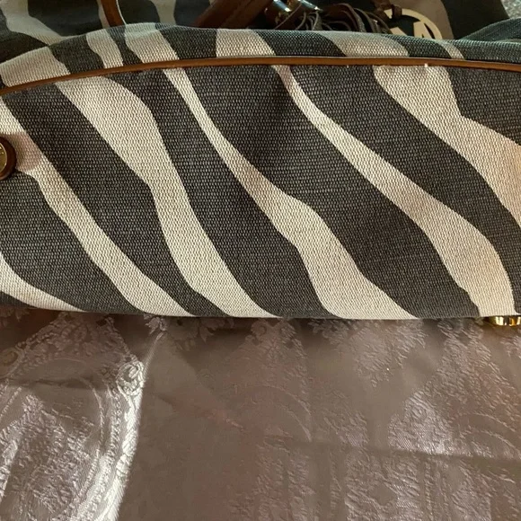 Used in great condition Michael Kors large size shoulder bag - Picture 4 of 4